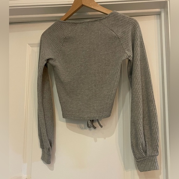 ⭐️Forever 21 Gray Ribbed V-Neck Top - Picture 4 of 4